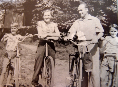 Perheemme pyöräretkellä Helsingin Kivinokassa 1955